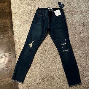 New with tags, never worn.  The super skinny mid rise jean-Abercrombie&Fitch.
